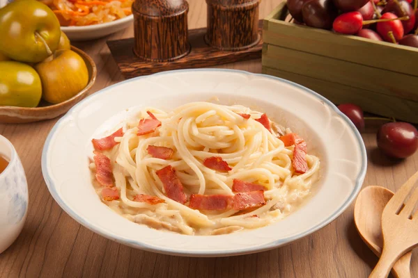 Spaghetti au bacon et sauce à la crème — Photo