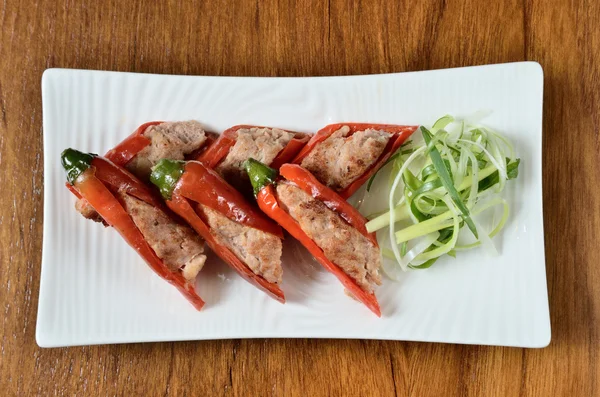 Pimentos vermelhos recheados de carne — Fotografia de Stock