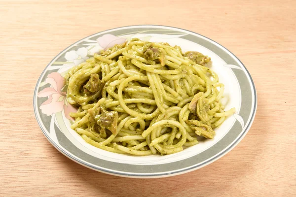 Spaghettis aux palourdes et pesto — Photo