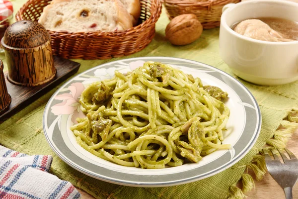 Spaghettis aux palourdes et pesto — Photo