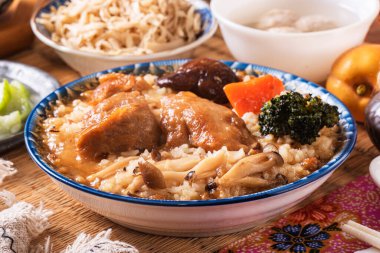 Kızarmış tavuk ve mantarı pilav ve Çin yemeğiyle karıştır.