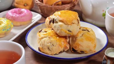 Bir yığın kuru üzümlü peynirli çöreğe yakın çekim      