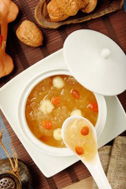 Tatlı beyaz mantar ve lotus tohum çorbası