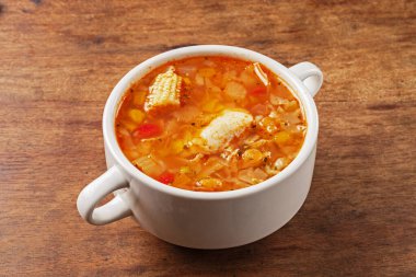 Açık mavi arka planda bir kadın doktor.