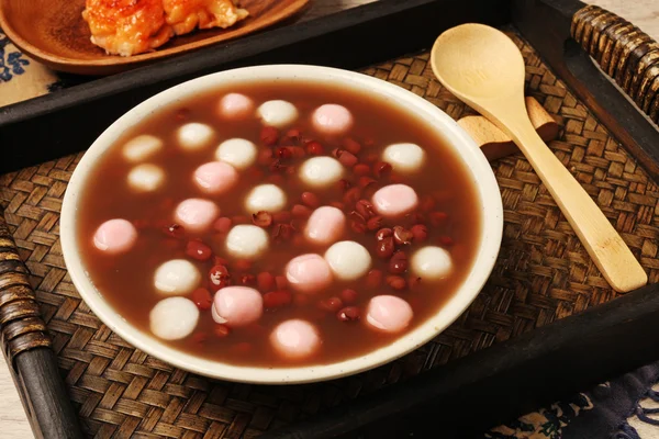 Sopa de feijão vermelho com bola de arroz — Fotografia de Stock