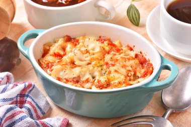 Margherita yemek tabağında graten yapıyor. .