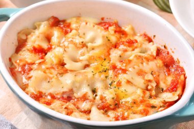 Margherita yemek tabağında graten yapıyor. .