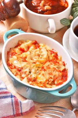 Margherita yemek tabağında graten yapıyor. .