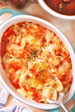 Margherita yemek tabağında graten yapıyor. .