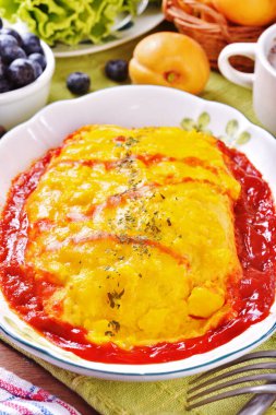Beyaz tabakta Japon omlet pilavı..