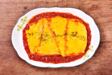 Beyaz tabakta Japon omlet pilavı..