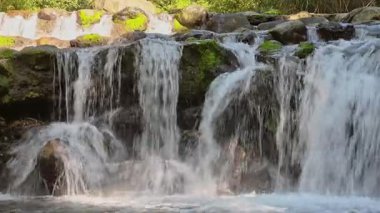 Çıplak bir kayanın üzerinden akan hızlı bir dağ akıntısına çok sayıda şelale düşüyor. Sanxia, New Taipei City.