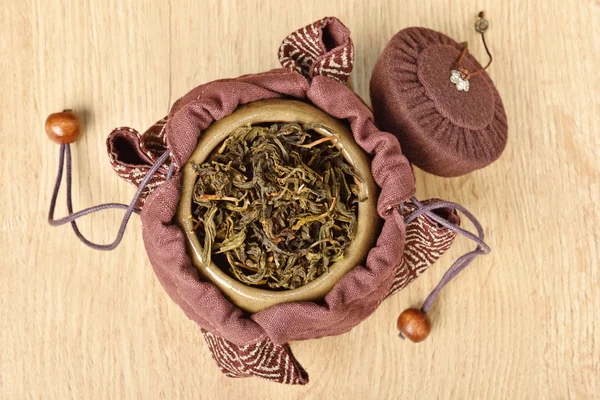Hojas de té secas en caddie de té — Foto de Stock