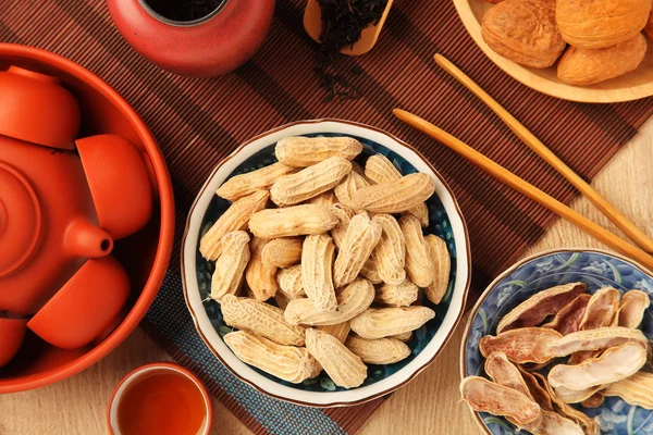 Tè cinese con arachidi — Foto Stock