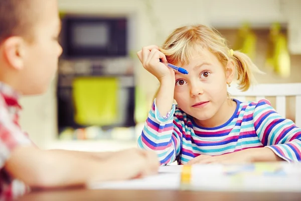 Les frères et sœurs font leurs devoirs. — Photo