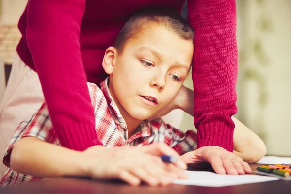 Le garçon fait ses devoirs. — Photo