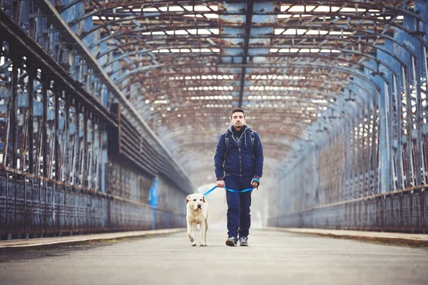 Homem com o seu cão — Fotografia de Stock