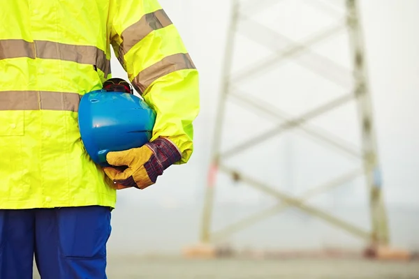 Werknemer met helm — Stockfoto