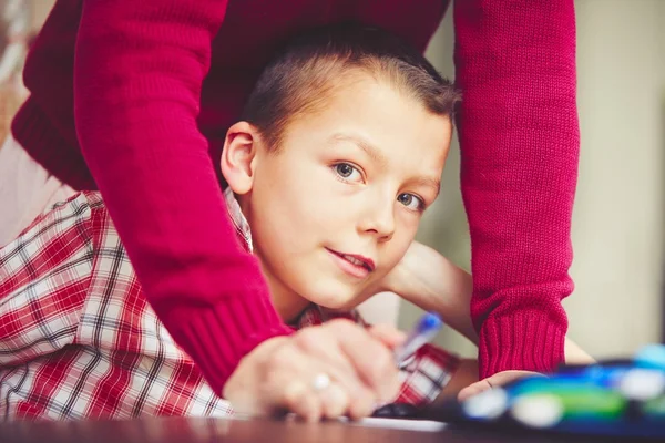 Pojke gör läxor — Stockfoto