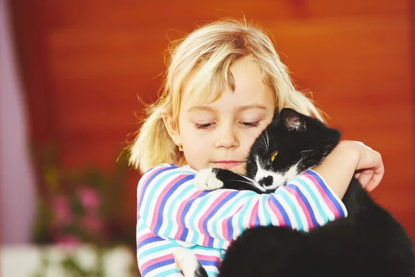 Meisje met haar kat — Stockfoto