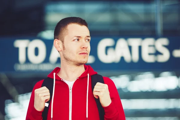 Schöner Reisender am Flughafen — Stockfoto