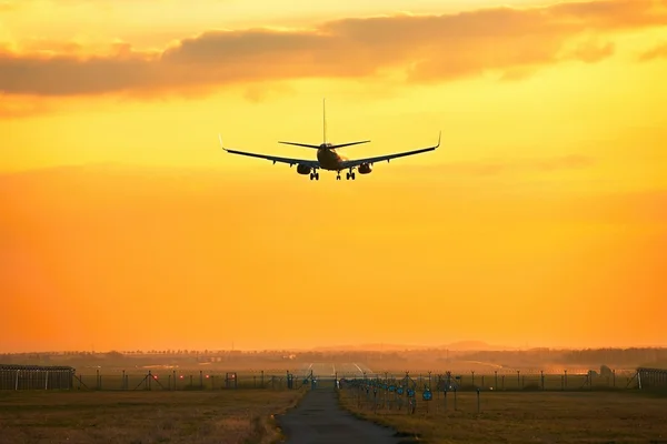 Vliegtuig is landing — Stockfoto