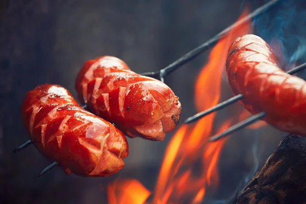 Sosis bondfire üzerinde — Stok fotoğraf