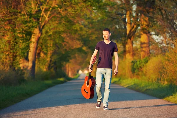 Adam gitar ile — Stok fotoğraf