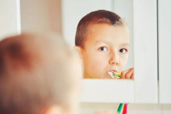 Chlapec je čištění zubů — Stock fotografie