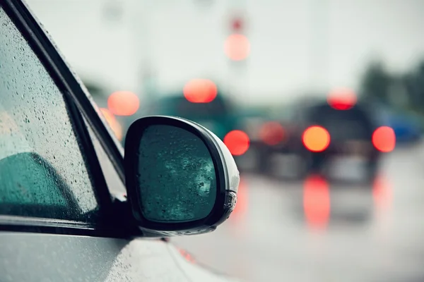 Tráfico bajo fuertes lluvias —  Fotos de Stock