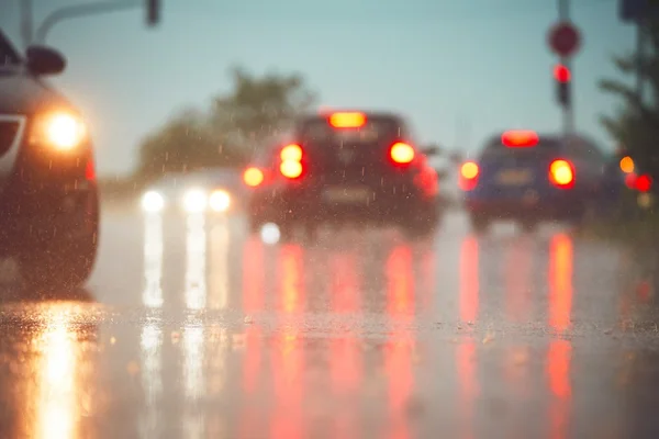 Trafik i regnig dag — Stockfoto