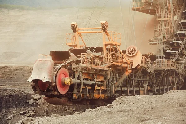 Minería de carbón en un tajo abierto —  Fotos de Stock