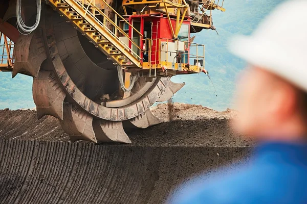 Coal mining in an open pit — Stock Photo, Image