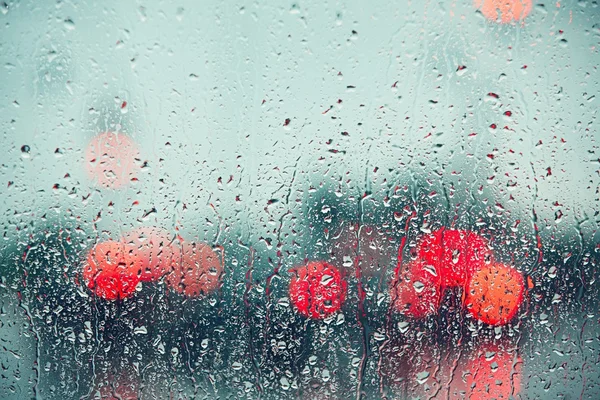 Spadek deszczu na szybę samochodu — Zdjęcie stockowe