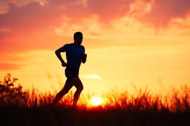 Gün batımında atletik runner