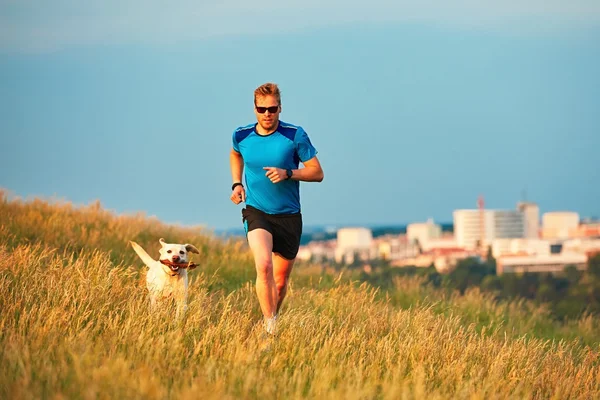 Sportlicher Lebensstil mit Hund. — Stockfoto