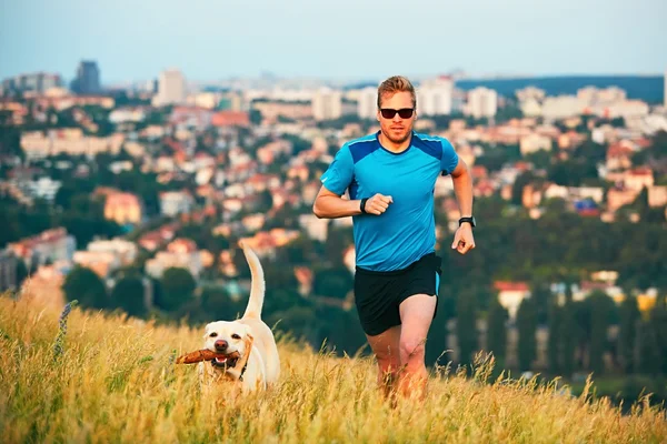 Sportlicher Lebensstil mit Hund. — Stockfoto