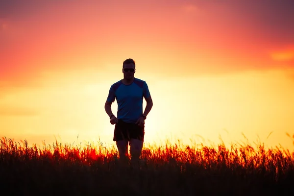 Athletischer Läufer bei Sonnenuntergang — Stockfoto