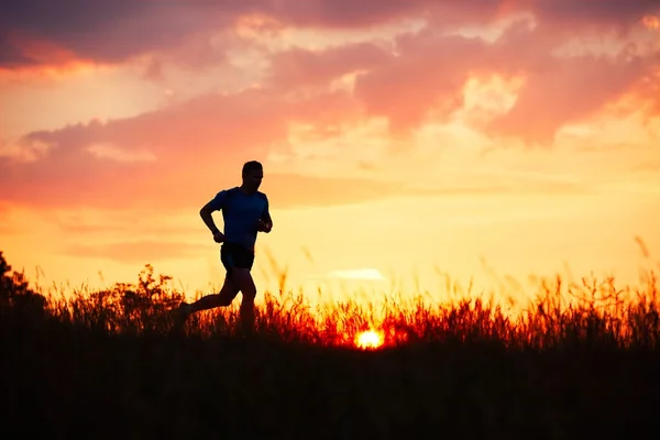 Corridore atletico al tramonto — Foto Stock