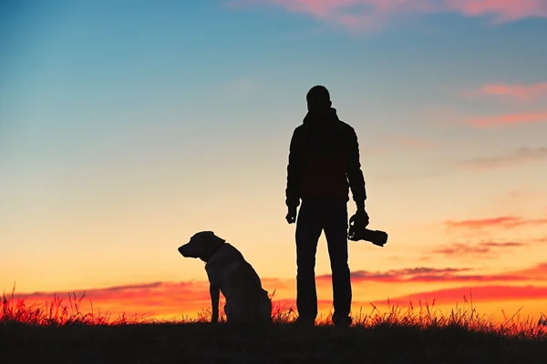 Fotograaf met hond — Stockfoto