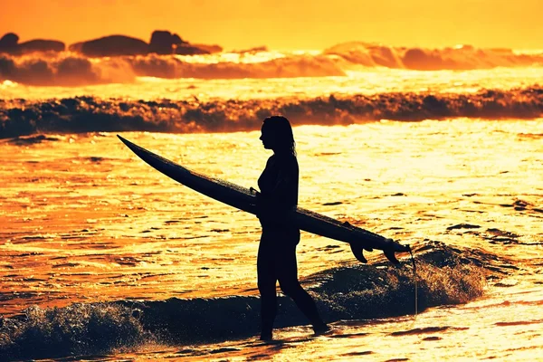 Silhouette of the surfer girl — Stock Photo, Image
