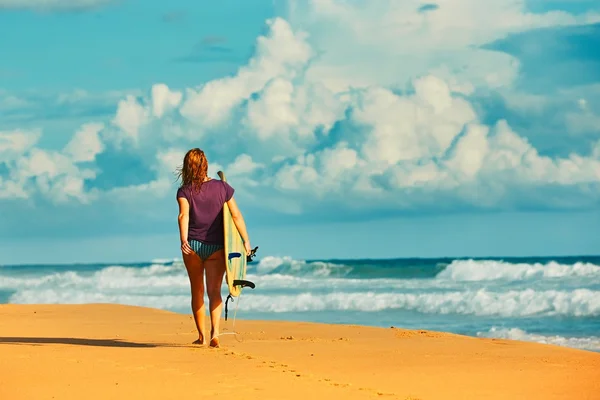 Surfer girl een het strand — Stockfoto