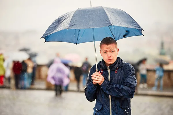 Homme dans les jours de pluie — Photo