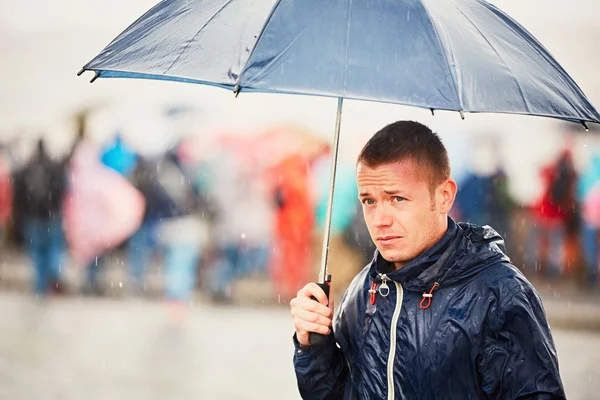 Mann bei Regentag — Stockfoto