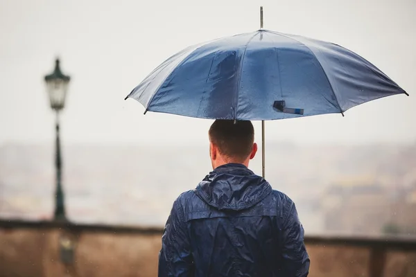 Людина в дощовий день — стокове фото