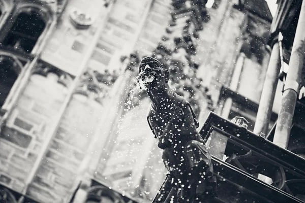 The spout figurine in rain — Stock Photo, Image