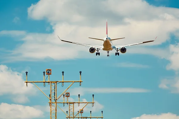 Avión está aterrizando —  Fotos de Stock