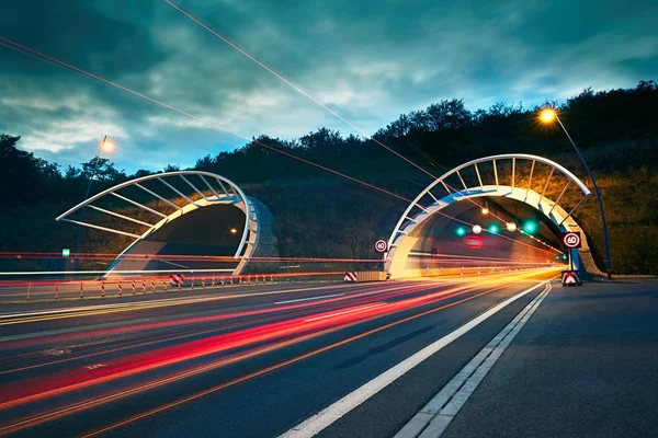 Túnel de autopista por la noche —  Fotos de Stock