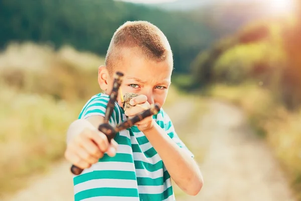 Junge mit Schleuder — Stockfoto