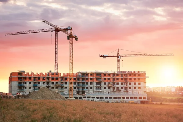 设有起重机的建筑工地 — 图库照片